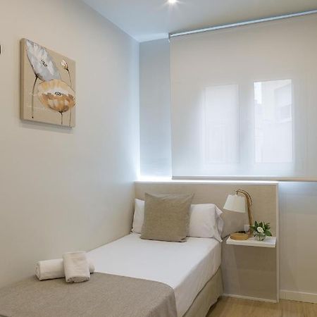 Apartamentos Turisticos Madanis L'Hospitalet de Llobregat Exterior photo