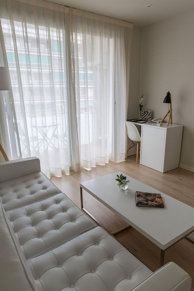 Apartamentos Turisticos Madanis L'Hospitalet de Llobregat Exterior photo