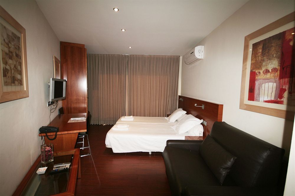 Apartamentos Turisticos Madanis L'Hospitalet de Llobregat Exterior photo