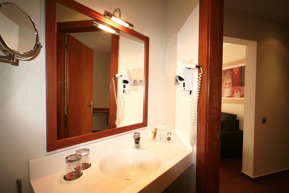 Apartamentos Turisticos Madanis L'Hospitalet de Llobregat Exterior photo